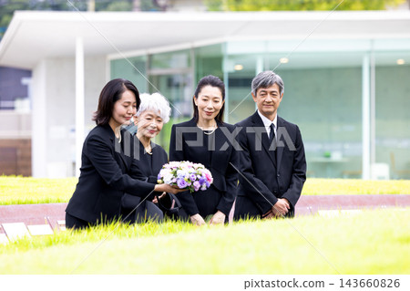 樹葬：家屬將骨灰埋葬在墓園。 143660826