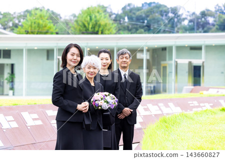 樹葬:家屬將骨灰埋葬在墓園。 樹葬:家屬將骨灰埋葬在墓園。 143660827