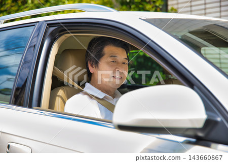 一位老年男子駕駛 一位老年男子駕駛 143660867