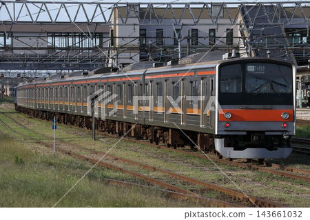 一列顯示「快速雅加達」目的地的武藏野線205系列車抵達新津站;即將轉運至海外。 一列顯示「快速雅加達」目的地的武藏野線205系列車抵達新津站;即將轉運至海外。 143661032