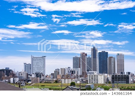 藍天下,武藏小杉高聳的公寓大樓構成了一幅都市景觀。 藍天下,武藏小杉高聳的公寓大樓構成了一幅都市景觀。 143661164