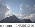 In the evening, Mount Karamatsu is covered in cumulonimbus clouds, creating a majestic silhouette. 143661210