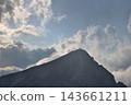 In the evening, Mount Karamatsu is covered in cumulonimbus clouds, creating a majestic silhouette. 143661211