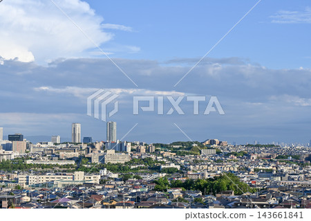 The cityscapes and high-rise apartment buildings of Toyonaka and Minoh cities in northern Osaka, spread out beneath the blue sky and clouds. [Osaka urban landscape photograph] 143661841