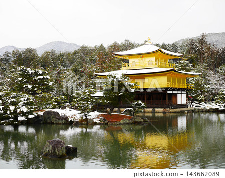京都金閣寺的雪景 京都金閣寺的雪景 143662089