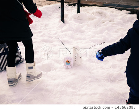 白川鄉的一個雪人和孩子 白川鄉的一個雪人和孩子 143662095