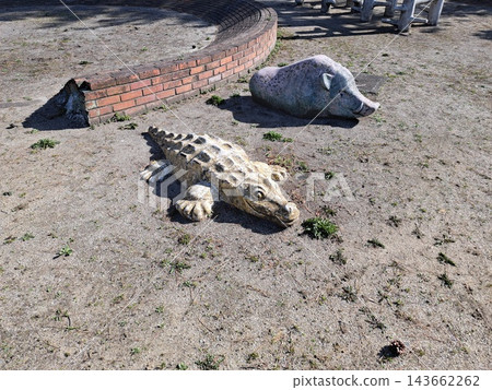 公園地面上放置的立體動物雕塑 公園地面上放置的立體動物雕塑 143662262