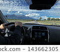 在美國駕車時眺望洛磯山脈 143662305