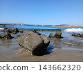 由蔚藍的大海和巨大的混凝土塊交織而成的海岸景觀。 143662320
