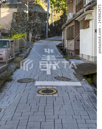 Densely populated residential area, sloping alleyway 143662671