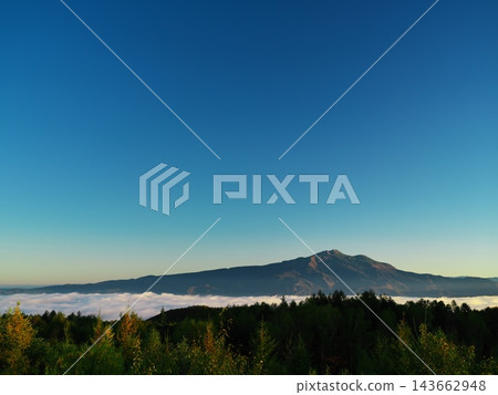 從朝禦嶽山度假村遠眺雲霧繚繞的乘鞍岳 從朝禦嶽山度假村遠眺雲霧繚繞的乘鞍岳 143662948