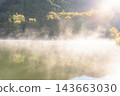 志賀高原的秋天：木戶池上空，秋色絢麗，日出如夢似幻。 143663030
