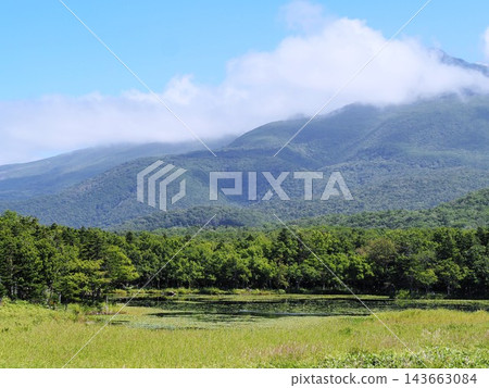 夏季知床山脈和市湖 夏季知床山脈和市湖 143663084