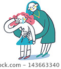 一位母親擁抱並安慰哭泣的小女兒，為母女雙方提供情感支持。 143663340