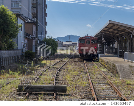 A KiHa 40 train stopped at Himi Station on the JR Himi Line in Himi City, Toyama Prefecture. A KiHa 40 train stopped at Himi Station on the JR Himi Line in Himi City, Toyama Prefecture. 143663497