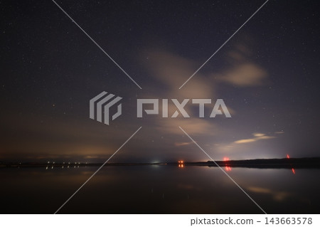 Starry sky over Lake Abashiri, Hokkaido 143663578
