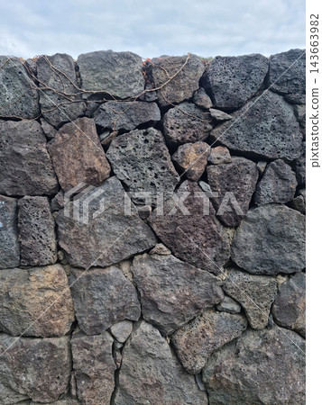 It is a wall made of basalt. 143663982