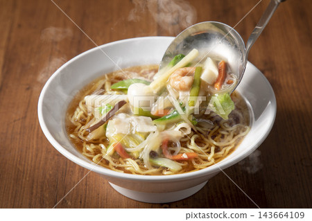 五種食材拉麵配濃稠醬汁-想像有人用湯匙把醬汁淋在拉麵上。 五種食材拉麵配濃稠醬汁-想像有人用湯匙把醬汁淋在拉麵上。 143664109