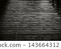 被雨水打濕的木製平台走道 143664312
