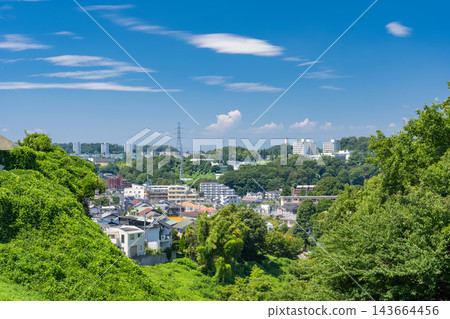 夏日藍天下,東京八王子市的住宅區景色。 夏日藍天下,東京八王子市的住宅區景色。 143664456