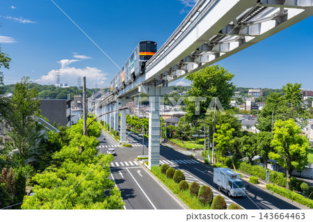 夏日藍天下行駛的多摩單軌列車的景色。 143664463