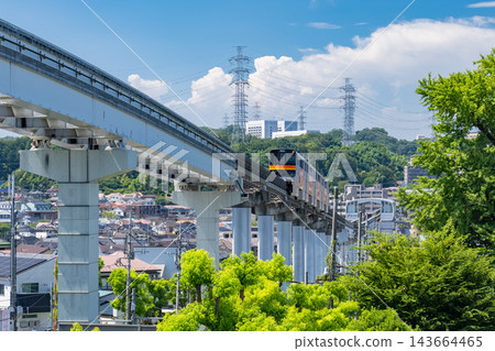 夏日藍天下行駛的多摩單軌列車的景色。 143664465
