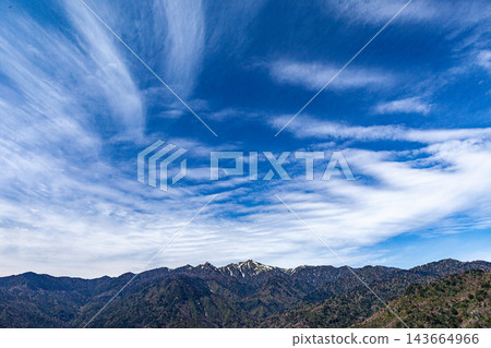 屋久島的春天:從太鼓岩眺望宮浦岳和高空雲層。 屋久島的春天:從太鼓岩眺望宮浦岳和高空雲層。 143664966