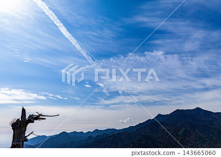 屋久島的春天:從太鼓岩眺望太中岳方向的高空雲層。 屋久島的春天:從太鼓岩眺望太中岳方向的高空雲層。 143665060