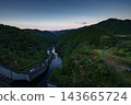 奈良布目水壩的秋天:夕陽的餘暉美麗地照亮了布目川河谷和山脈,這是用 20mm 鏡頭拍攝的。 奈良布目水壩的秋天:夕陽的餘暉美麗地照亮了布目川河谷和山脈,這是用 20mm 鏡頭拍攝的。 143665724
