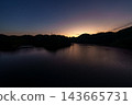 奈良布目水壩的秋天:夕陽西下,天空達到高潮,金色的雲彩將布目湖染成絢麗的色彩。 奈良布目水壩的秋天:夕陽西下,天空達到高潮,金色的雲彩將布目湖染成絢麗的色彩。 143665731
