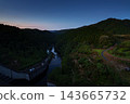 奈良佈目水壩的秋天:布目川及其混凝土結構的雄偉景象,倒映在平靜的水面上(20毫米)。 奈良佈目水壩的秋天:布目川及其混凝土結構的雄偉景象,倒映在平靜的水面上(20毫米)。 143665732