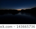 奈良布目水壩的秋天:深邃湛藍的夜空和寧靜的布目湖水面。 奈良布目水壩的秋天:深邃湛藍的夜空和寧靜的布目湖水面。 143665736