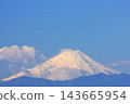 在藍天閃耀的積雪的富士山 143665954