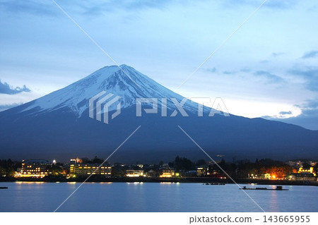 富士和夜景 143665955