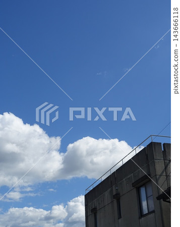 一棟建築,右下角有一扇窗戶,窗外映照著藍天白雲。 一棟建築,右下角有一扇窗戶,窗外映照著藍天白雲。 143666118