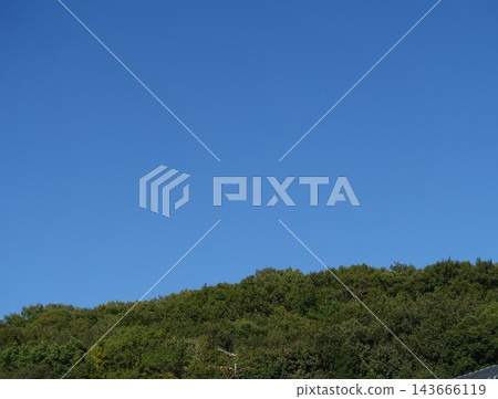 低矮的青山掩映在藍天之下 低矮的青山掩映在藍天之下 143666119