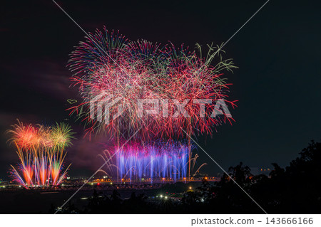 The Oigawa Grand Fireworks Festival, with its magnificent starburst fireworks illuminating the night sky and the night view of the Oigawa Bridge (Shizuoka Prefecture) The Oigawa Grand Fireworks Festival, with its magnificent starburst fireworks illuminating the night sky and the night view of the Oigawa Bridge (Shizuoka Prefecture) 143666166