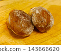 Freezing shiitake mushrooms in the freezer enhances both their flavor and nutritional value. 143666620