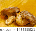 Freezing shiitake mushrooms in the freezer enhances both their flavor and nutritional value. 143666621