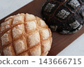 兩種大份量的瓜類麵包 143666715