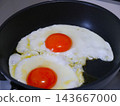 Are you familiar with the American style of fried egg called "sunny-side up"? 143667000