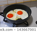 Are you familiar with the American style of fried egg called "sunny-side up"? 143667001