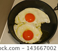 Are you familiar with the American style of fried egg called "sunny-side up"? 143667002