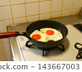 Are you familiar with the American style of fried egg called "sunny-side up"? 143667003