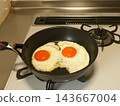 Are you familiar with the American style of fried egg called "sunny-side up"? 143667004