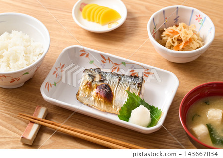 養老院餐菜單:鹽烤鯖魚、乾白蘿蔔、醃菜、米飯、味噌湯 養老院餐菜單:鹽烤鯖魚、乾白蘿蔔、醃菜、米飯、味噌湯 143667034