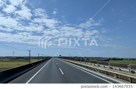 一條筆直的公路穿過鄉村地區,藍天白雲。 一條筆直的公路穿過鄉村地區,藍天白雲。 143667035