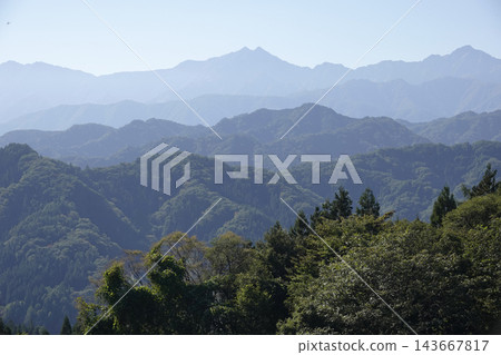 從長野縣小川村縣道旁的阿爾卑斯山展望廣場可以欣賞到壯麗的景色。 從長野縣小川村縣道旁的阿爾卑斯山展望廣場可以欣賞到壯麗的景色。 143667817