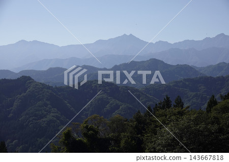從長野縣小川村縣道旁的阿爾卑斯山展望廣場可以欣賞到壯麗的景色。 從長野縣小川村縣道旁的阿爾卑斯山展望廣場可以欣賞到壯麗的景色。 143667818