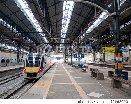 【馬來西亞】吉隆坡火車站的歷史月台與現代列車 【馬來西亞】吉隆坡火車站的歷史月台與現代列車 143668090